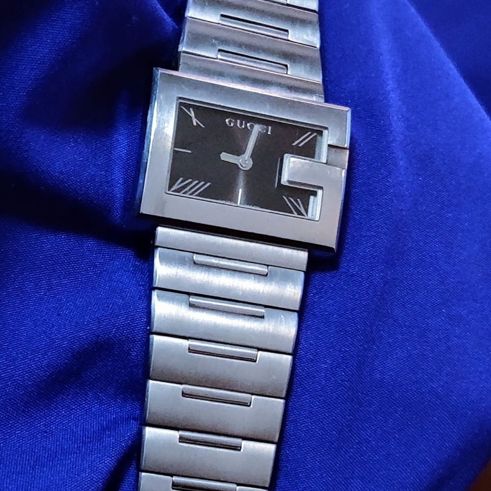 Gucci 100L Vintage Collectible G-Rectangle Swiss Womens Watch